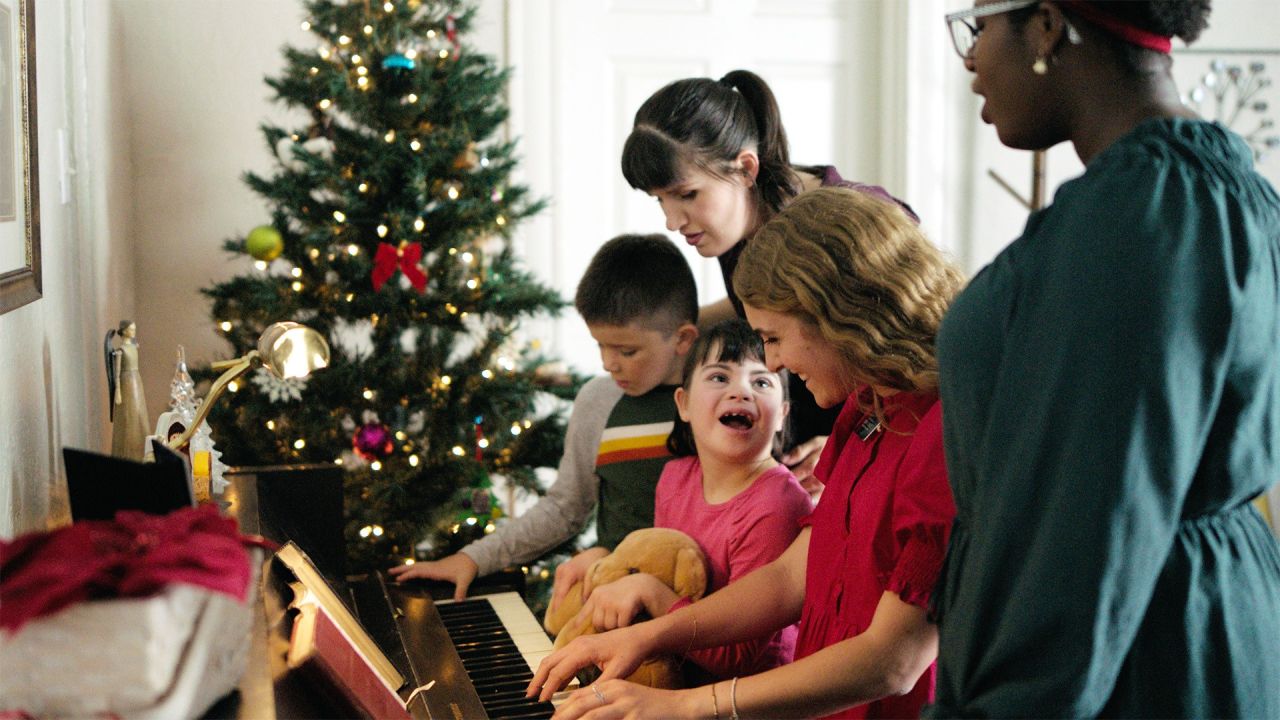 მისიონერი დები ოჯახში პიანინოზე უკრავენ